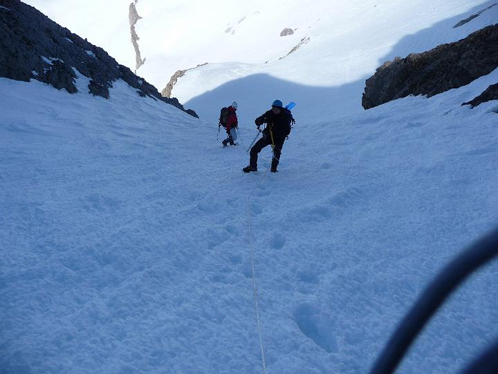 TourMars2009 088.jpg - Mitomat et Ventrachoux dans le couloir. La neige est dure faut faire la trace.